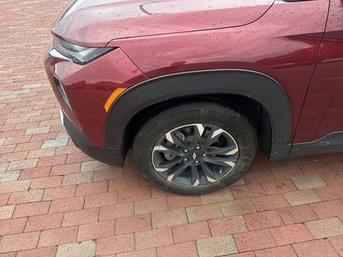 Used 2022 Chevrolet TrailBlazer LT w/ Confidence II Package FWD image 2