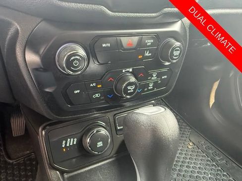Used 2023 Jeep Renegade Latitude AWD/4WD image 29