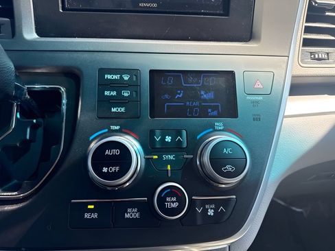 Used 2015 Toyota Sienna LE FWD image 10