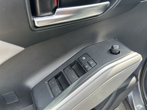 Used 2021 Toyota Highlander XLE AWD/4WD image 11