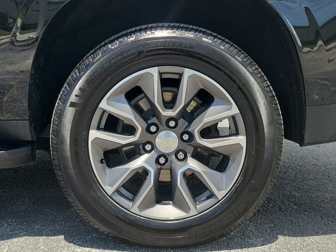 Used 2023 Chevrolet Suburban LT w/ Luxury Package RWD image 9