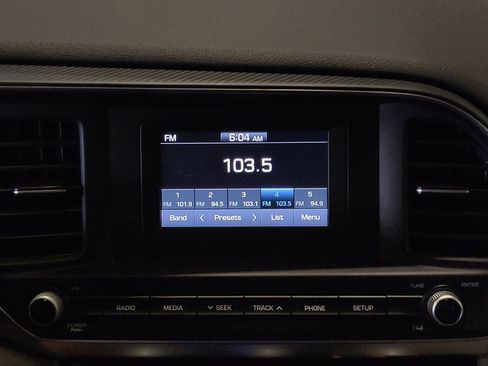 Used 2020 Hyundai Elantra SE FWD image 25