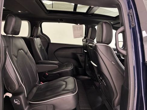 Used 2018 Chrysler Pacifica Limited FWD image 16