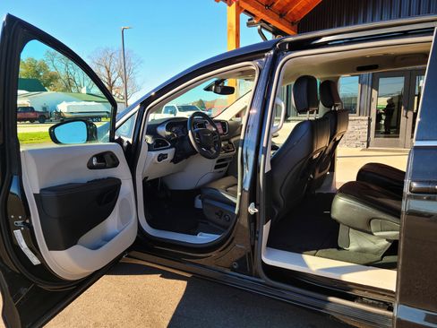 Used 2024 Chrysler Pacifica Touring-L image 7