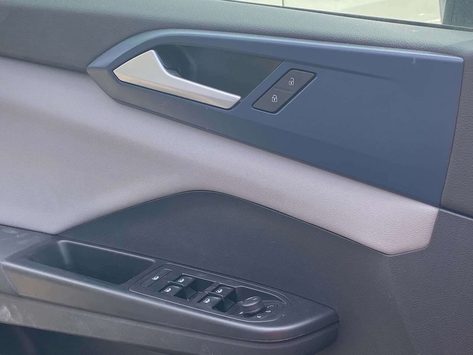 Certified 2023 Volkswagen Taos SE w/ Panoramic Sunroof Package FWD image 18