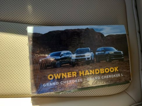 New 2025 Jeep Grand Cherokee Limited w/ Luxury Tech Group II image 34