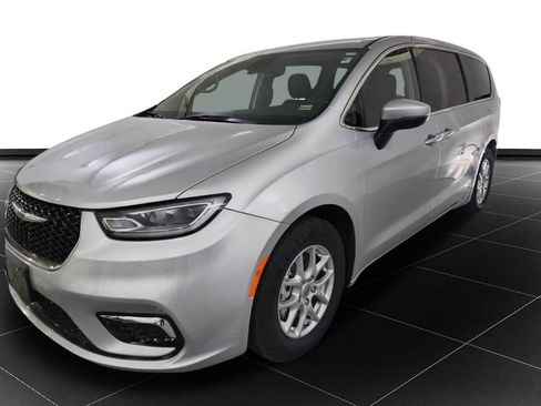 Used 2023 Chrysler Pacifica Touring-L image 7