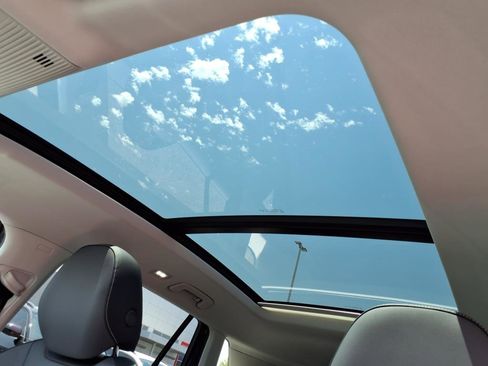 New 2025 Volkswagen Tiguan SE image 11