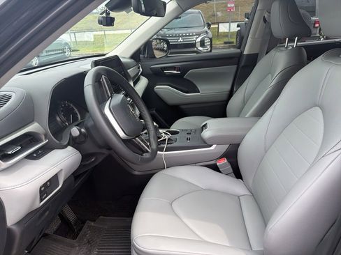 Used 2025 Toyota Highlander XLE FWD image 11