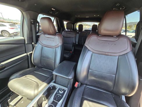 Used 2023 Ford Explorer Platinum w/ Premium Technology Package AWD/4WD image 23