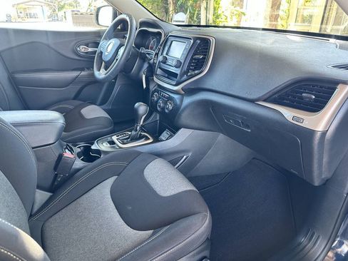 Used 2015 Jeep Cherokee Sport FWD image 19