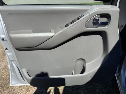 Used 2014 Nissan Frontier SV w/ SV Value Truck Package image 9