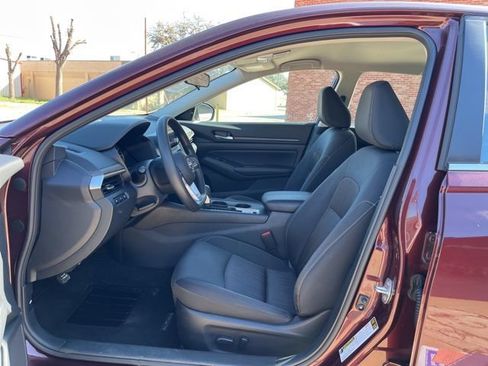 Used 2025 Nissan Altima 2.5 SV FWD image 15