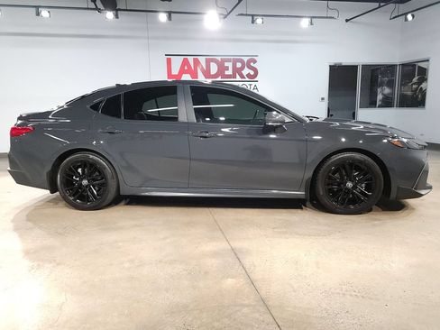 Used 2025 Toyota Camry SE w/ Convenience Package FWD image 8