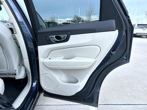 Used 2023 Volvo XC60 B5 Plus image 16