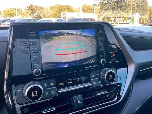 Used 2020 Toyota Highlander XLE image 13