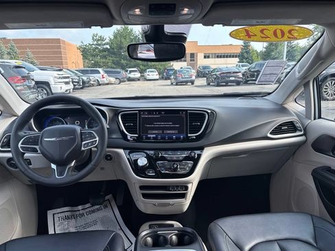 Used 2024 Chrysler Pacifica Touring-L FWD image 16