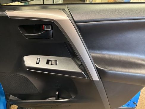 Used 2018 Toyota RAV4 LE AWD/4WD image 25