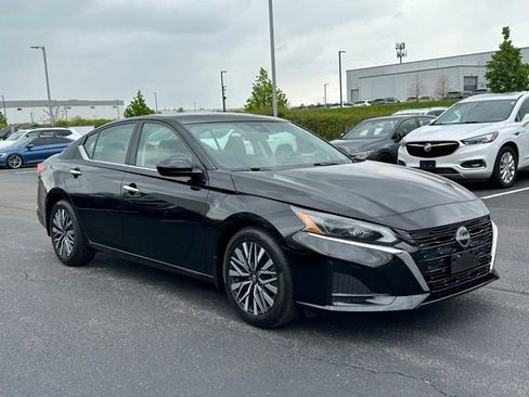 Used 2023 Nissan Altima 2.5 SV w/ SV Premium Package FWD image 3