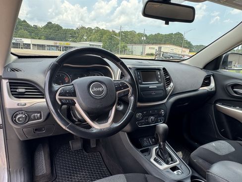 Used 2018 Jeep Cherokee Latitude w/ Cold Weather Group FWD image 10
