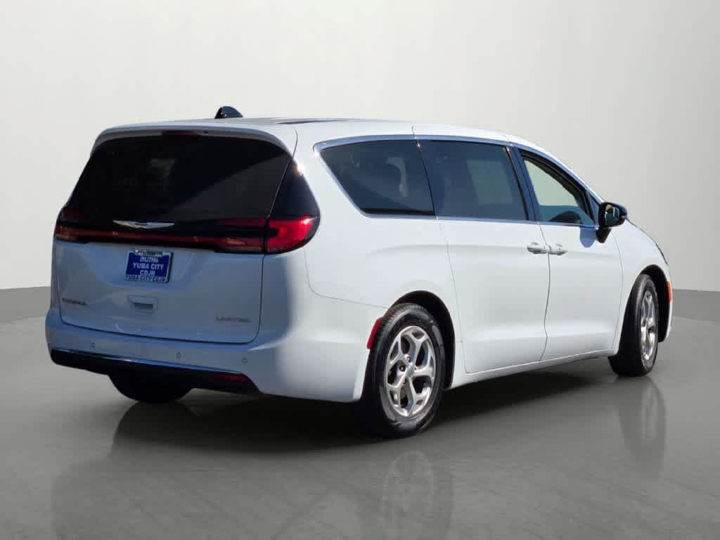 Used 2024 Chrysler Pacifica Limited FWD image 5