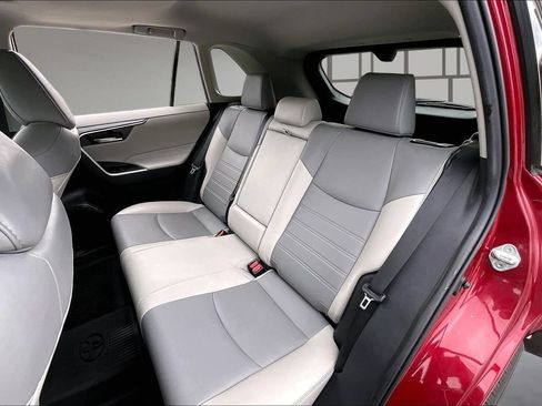 Used 2020 Toyota RAV4 XLE Premium FWD image 22