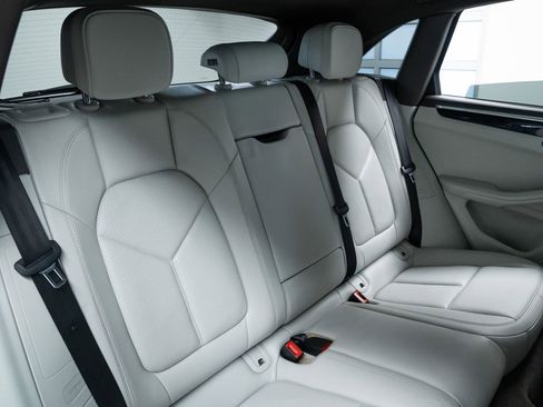 Used 2016 Porsche Macan S image 22