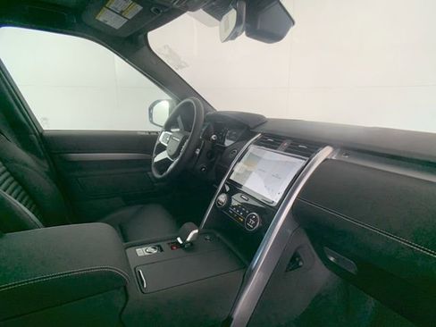Used 2025 Land Rover Discovery Dynamic SE image 38