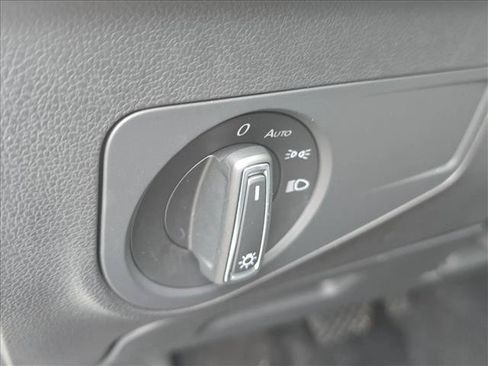 Used 2023 Volkswagen Tiguan SE w/ Panoramic Sunroof Package FWD image 9