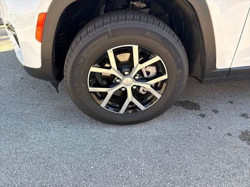 Certified 2025 Jeep Grand Cherokee Limited image 32