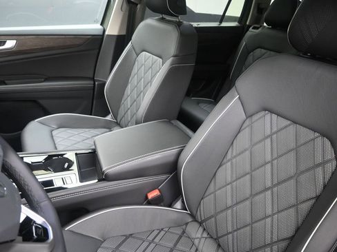 Used 2025 Volkswagen Atlas SEL Premium R-Line image 25