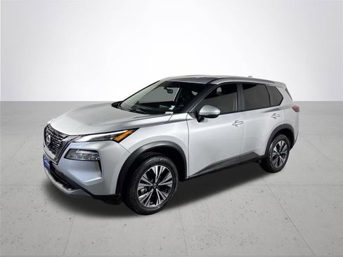 Used 2022 Nissan Rogue SV image 2