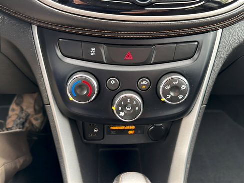 Used 2019 Chevrolet Trax LT w/ Sun & Sound Package FWD image 14