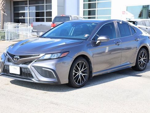 Certified 2022 Toyota Camry SE image 3