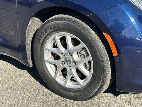 Certified 2020 Chrysler Pacifica Touring w/ Advanced Safetytec Group image 7