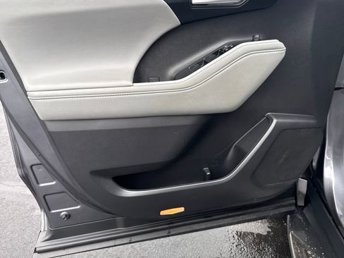 Used 2023 Toyota Highlander XLE image 12