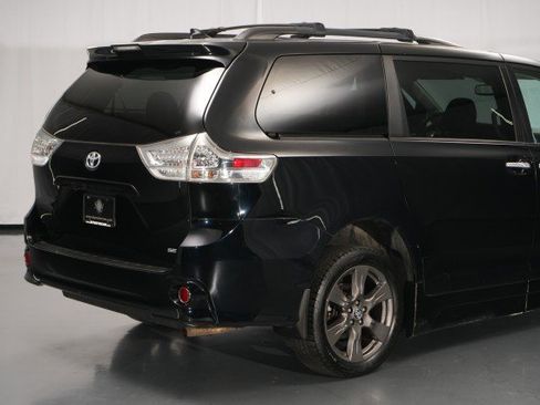 Used 2020 Toyota Sienna SE FWD image 19