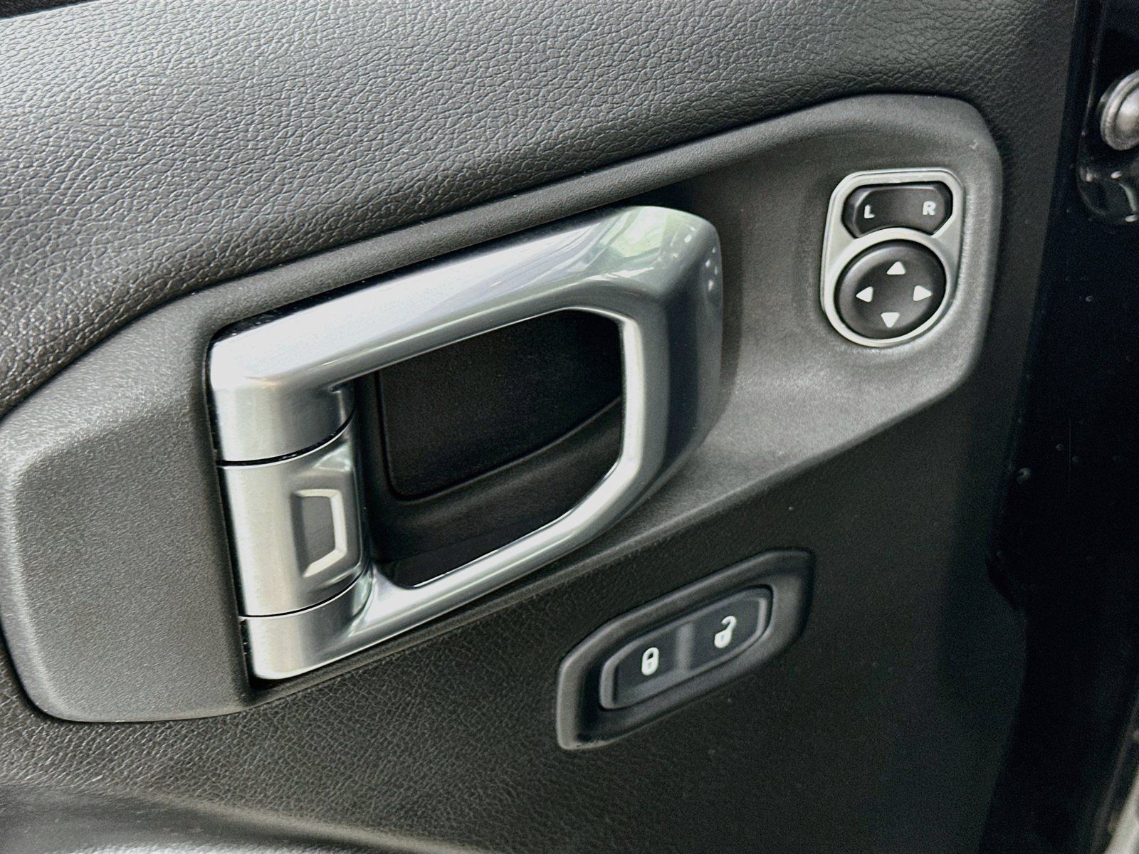 Used 2023 Jeep Gladiator Sport AWD/4WD image 17