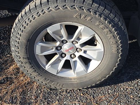 Used 2017 GMC Sierra 1500 SLE w/ Suspension Package, Off-Road image 8