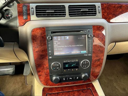 Used 2013 Chevrolet Avalanche LTZ image 32