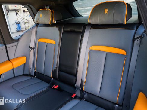Used 2023 Rolls-Royce Cullinan w/ Cullinan Package image 32