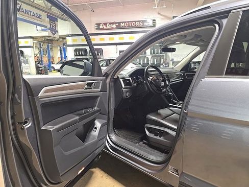 Used 2019 Volkswagen Atlas SE w/ Towing Package image 9