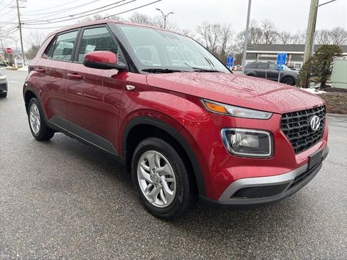 Certified 2025 Hyundai Venue SE image 3