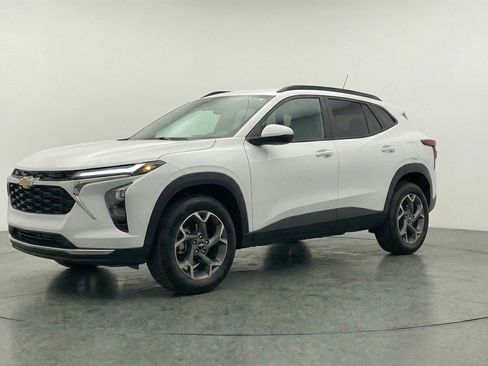 Used 2025 Chevrolet Trax LT image 3