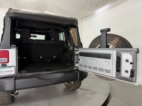 Used 2015 Jeep Wrangler Unlimited Rubicon w/ Connectivity Group AWD/4WD image 30