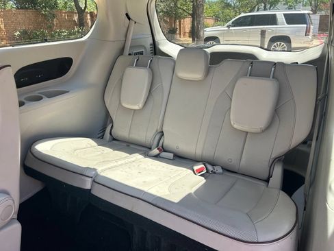 Used 2017 Chrysler Pacifica Limited FWD image 21