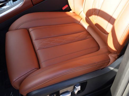 Used 2024 BMW X7 xDrive40i w/ Premium Package image 17