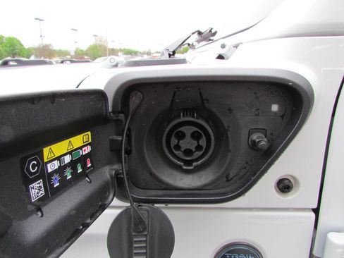 Used 2024 Jeep Wrangler Unlimited AWD/4WD image 8