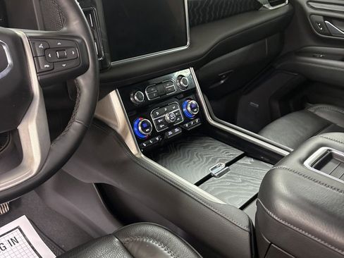Used 2023 GMC Yukon XL Denali image 17
