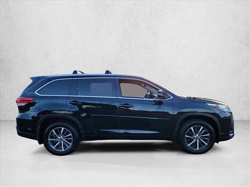 Used 2018 Toyota Highlander XLE AWD/4WD image 4